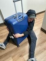 Iemand is heel bij met zijn koffer